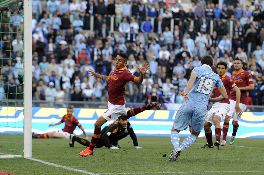 Senad Lulic segna il gol della vittoria contro la Roma nella finale Coppa Italia 2013. E&#39; il 26 Maggio (LaPresse)